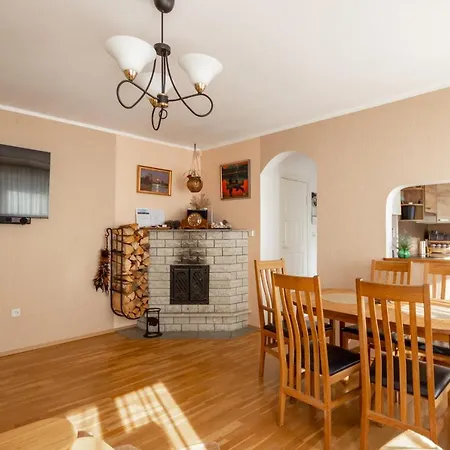 Great Place For Families Or A Small Group Apartment *